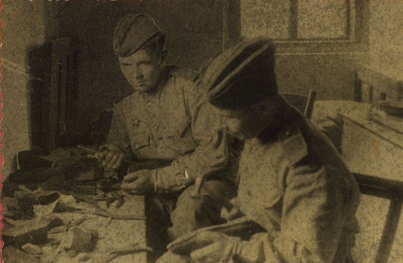 Фотография: Сапожник батальона ефрейтор Вахрилин за ремонтом обуви бойцов