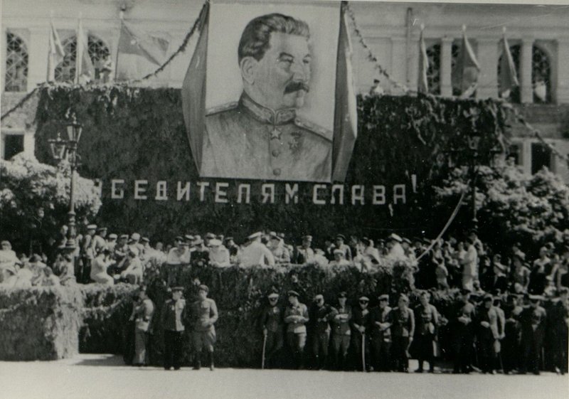 Фотография: Генерал-полковник товарищ Бюрюзов вручает ордена Советского Союза болгарским генералам и офицерам