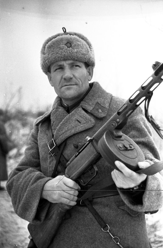 Командир роты автоматчиков, капитан Павел Бирюков, уничтоживший свыше 200 фашистов, с автоматом в руках