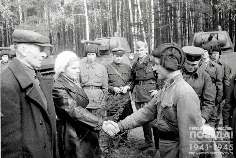 Лейтенант Абрамов благодарит представителей потребкооперации за собранные ими средства, на которые были построены танки для одной из частей Красной Армии