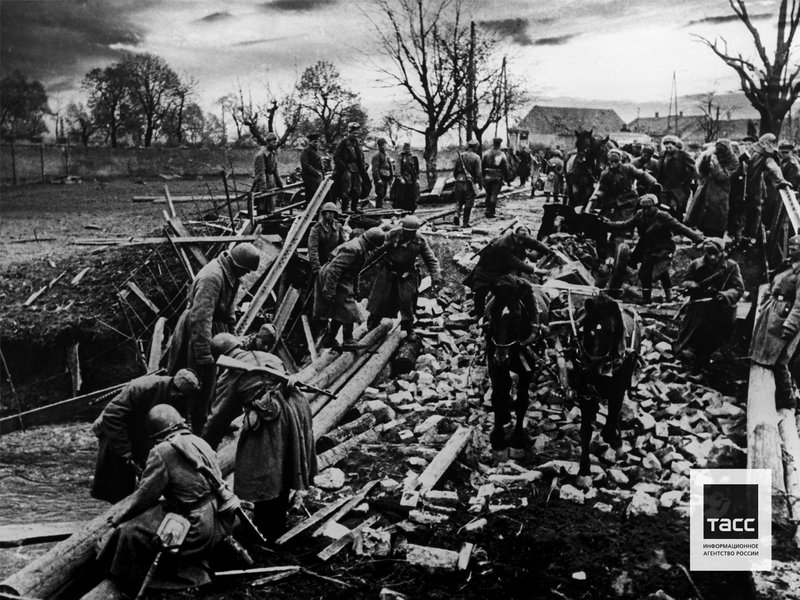Soviet soldiers at the river crossing. Hungary, 1945