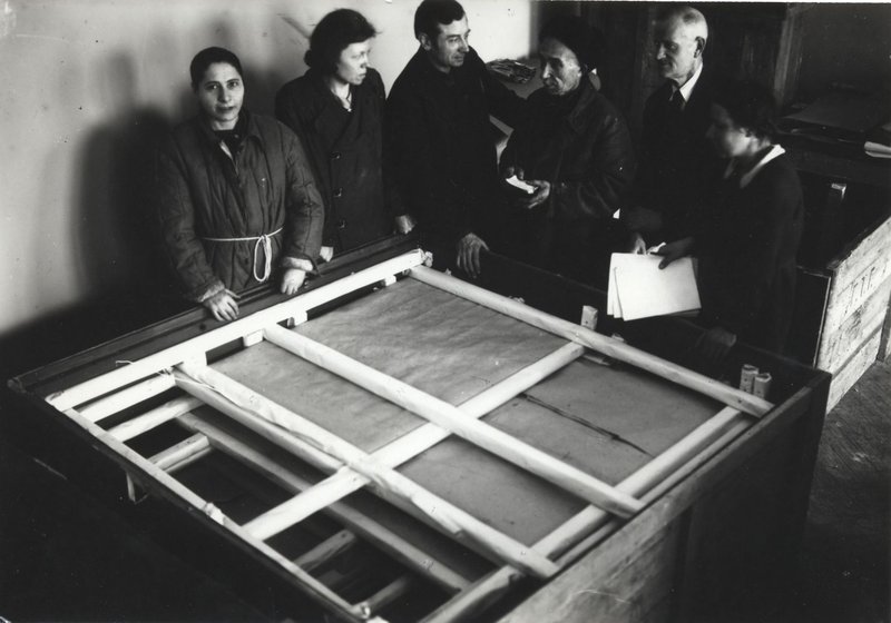 "State Tretyakov Gallery in Evacuation. Arranging Picture Cases."