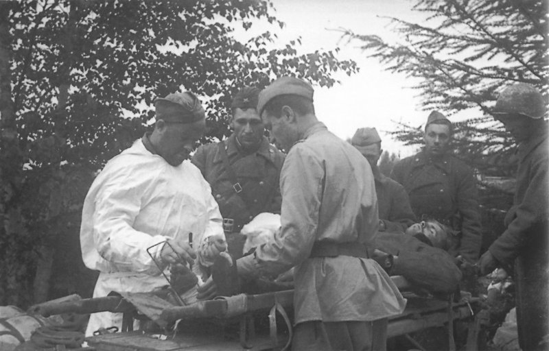 1st Lieutenant Postrigon attending a wounded soldier on Sakhalin