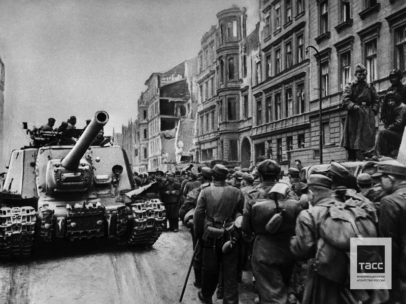 Колонна немецких военнопленных на одной из улиц после взятия города советскими войсками, Берлин