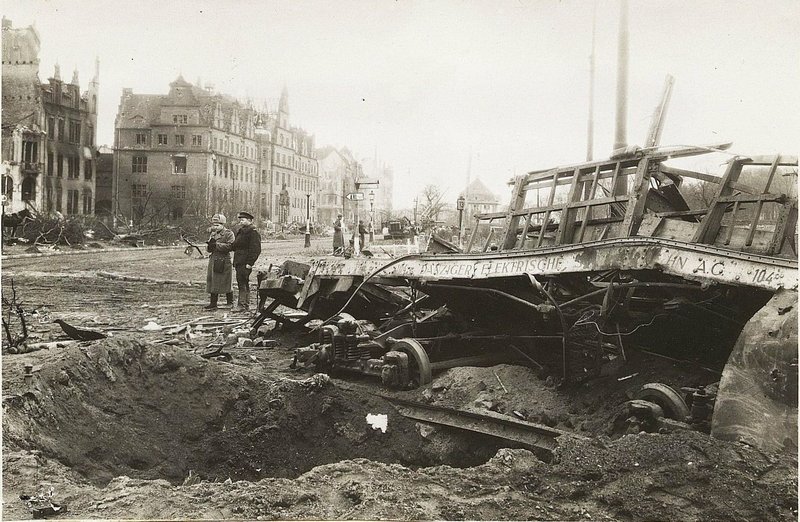 Image: Danzig. Verf-Gasse. In the foreground of a direct hit on a tram