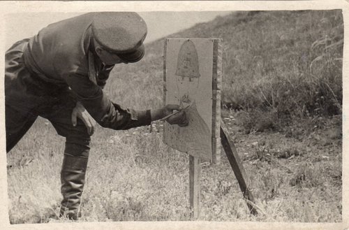 Капитан Зубченко А.И. у мишени после стрельбы из револьвера. 4-й Украинский фронт, июнь 1943 г.