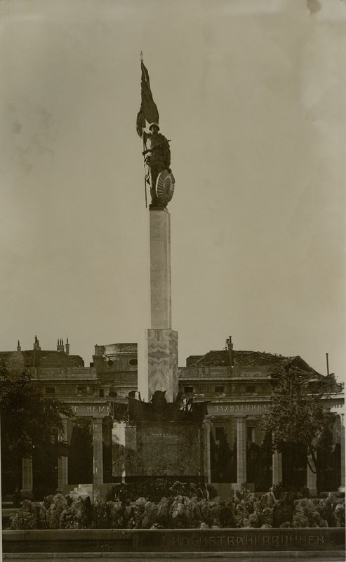Фотография: Армейский памятник героям Советской Армии павшим в боях с немецко-фашисткими захватчиками за свободу и независимость нашей Родины и народов Европы г. Вена. Площадь им. Сталина /1 район/