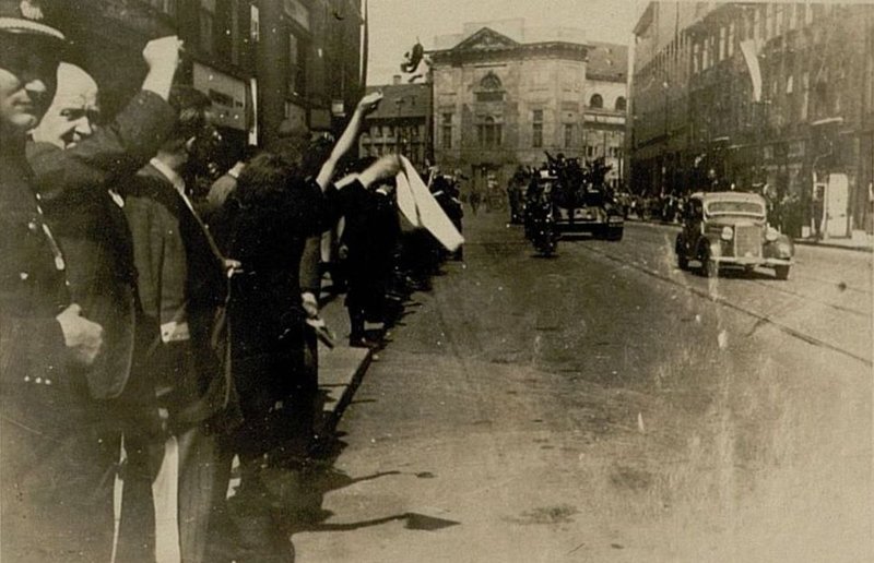Image: Admired by the first-class Soviet technology, the inhabitants of Prague greet the passing units of our army