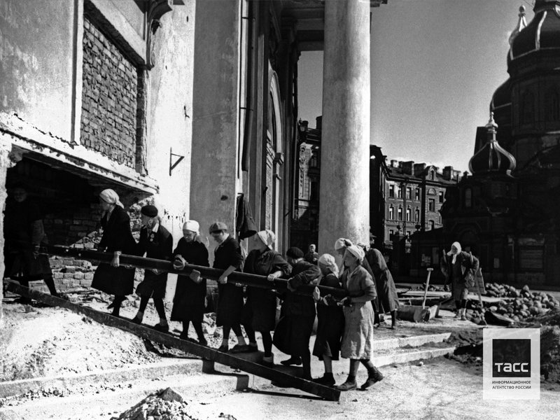 Local people fortifying the Guardhouse building on Sennaya Square near Assumption Church of the Holy Virgin (Spas on Sennaya) after air attack