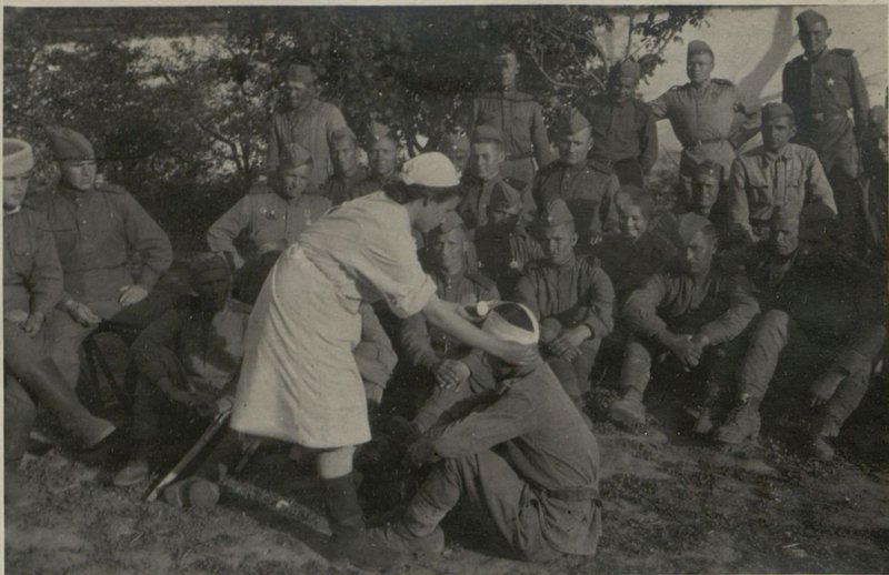 Image: Sanitary training in a platoon of machine gunners