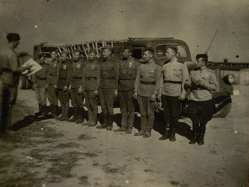 Фотография: Командир роты капитан Пошелюжный - дает боевое задание автоколонне
