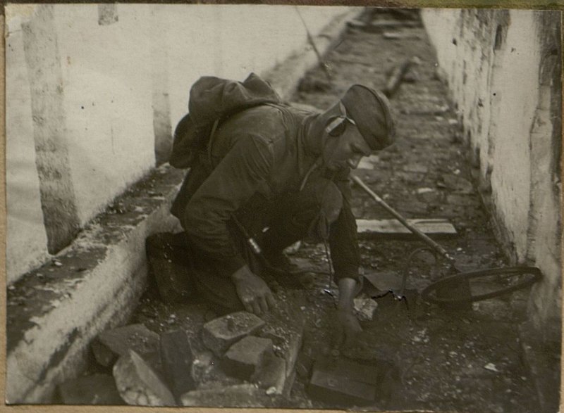 Фотография: Разминирование Ново-Иерасулимского монастыря разрушенного фашисткими ордами в период их Разгрома под Москвой