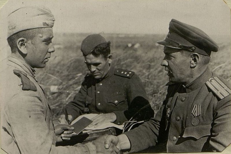 Фотография: Подполковник Смирнов вручает кандидатскую карточку младший сержанту Асфаньдьярову