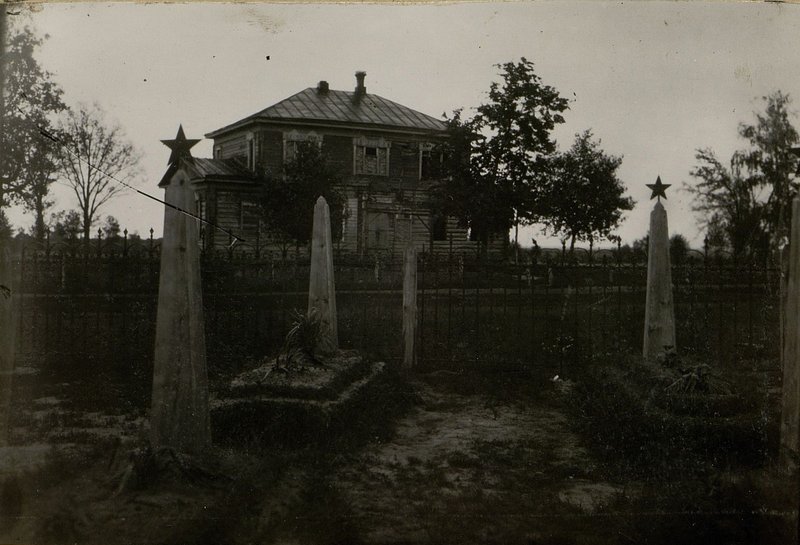 Фотография: Братские могилы офицеров Советской Армии, павших в борьбе с немецкими захватчиками в октябре 1943 г., д. Уборок, Лоевского района Гомельской области