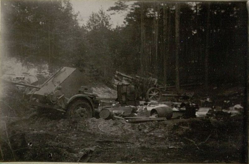 Фотография: 105 м/м орудие уничтоженное огнем нашей артиллерии 27.4.45г.