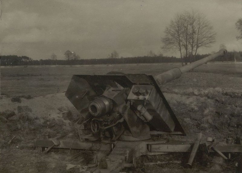 Image: 88 m / m gun destroyed on April 20, 1945 in the Cottbus region