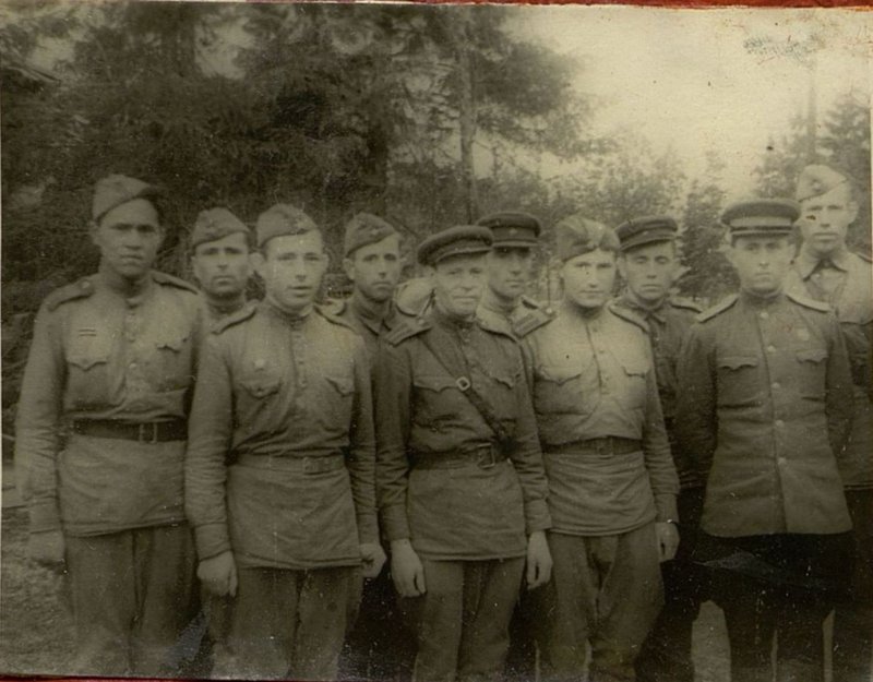 Фотография: Командир 312 Новгородского Краснознаменного стрелкового полка подполковник Болтакс с группой старшин подразделений полка