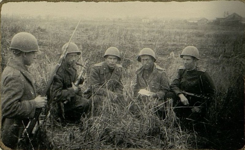 Фотография: Командир 81 ОПР капитан товарищ Богатырь ставит задачу перед членами партийного бюро по обеспечению боевого приказа