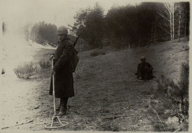 Image: Red Army soldiers Krasnov and Sharapov demine an enemy minefield