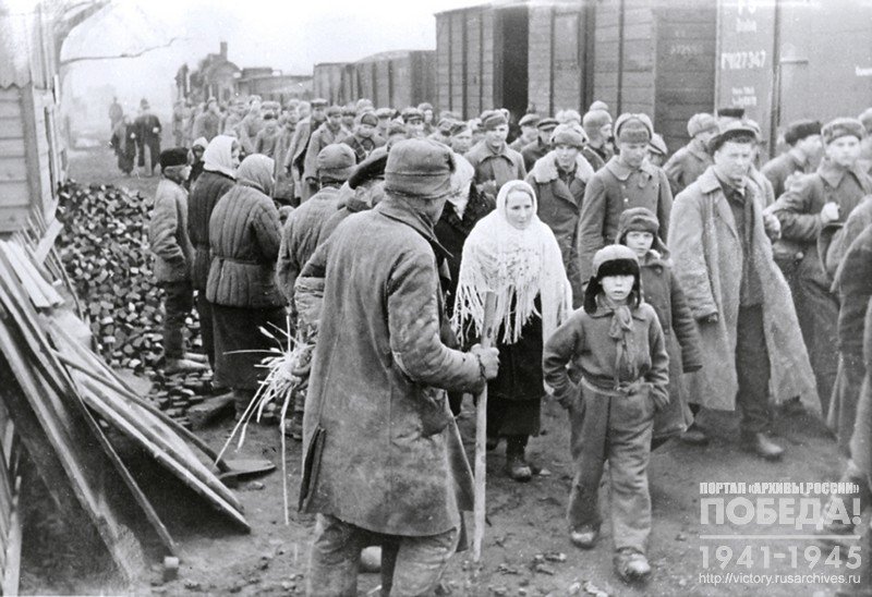 Belarusians who joined the German army say goodbye to their relatives at the Bobruisk station before leaving for Germany
