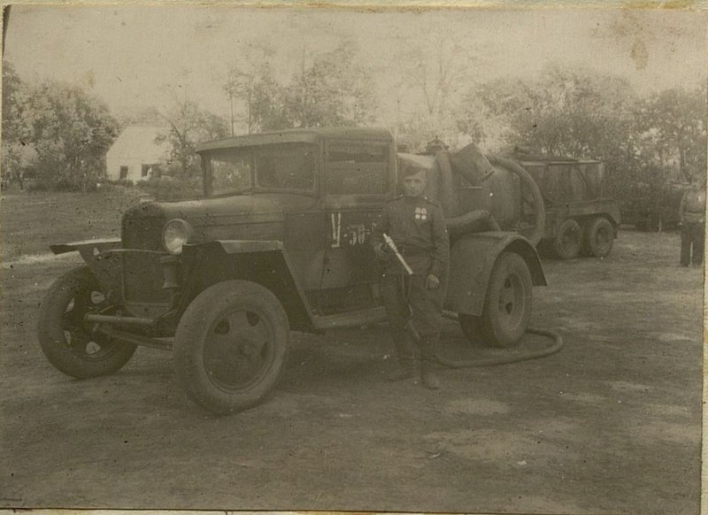 Фотография: Ефрейтор Мельник В.С. на своей БЗ-42 заправил 1600 самолетов