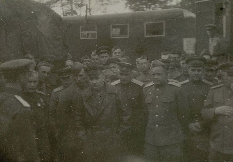 Фотография: Генерал полковник Красовский на армейской выставке смотрит мастерские