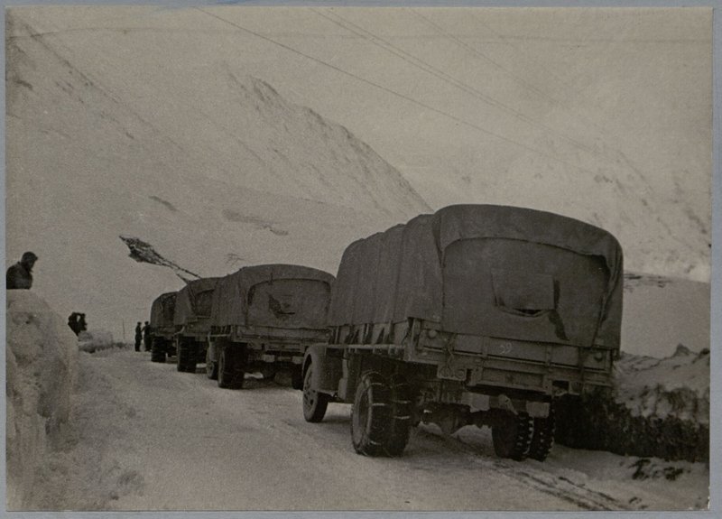 Фотография: Альбом "История 28 автомобильного полка, 1943-1944 гг."
