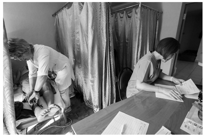 Medics from the Kursk Regional Clinical Hospital are conducting outreach examinations of refugees from border areas at temporary accommodation sites in the region.