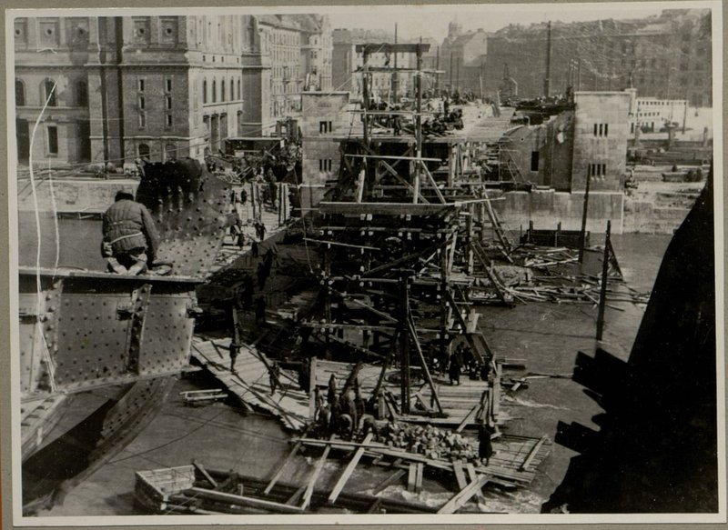 Фотография: Общий вид устройств для монтажа ригельно-раскосных ферм
