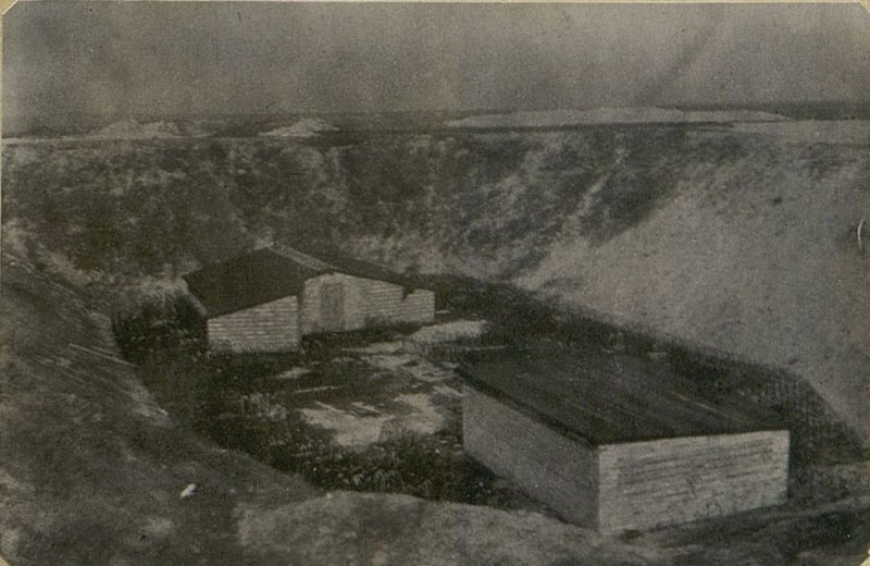 Image: Pit and auxiliary structures