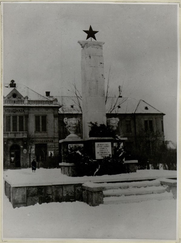 Image: Monument at a separate mass grave (Rakoszentmihai district, Heroes' Square)