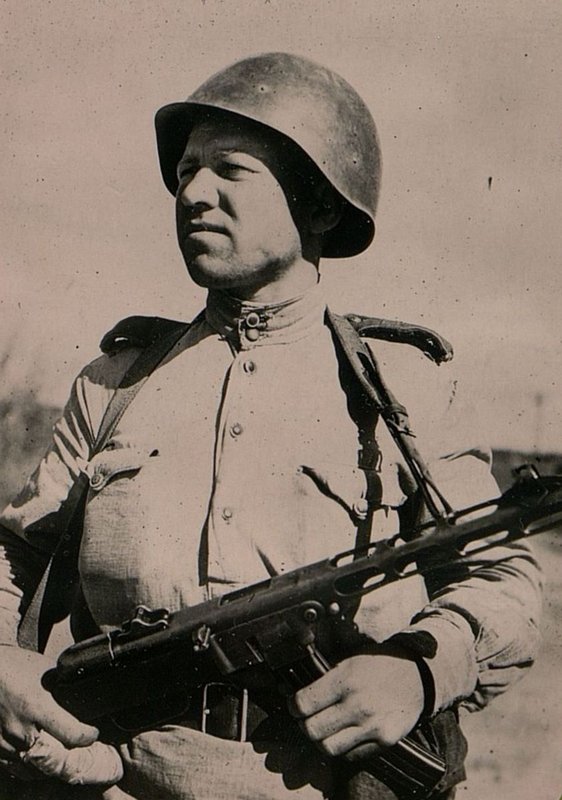 Фотография: Член Всесоюзной Коммунистической партии большевиков старший Сержант Щербаков награжден Орденом Славы III степени