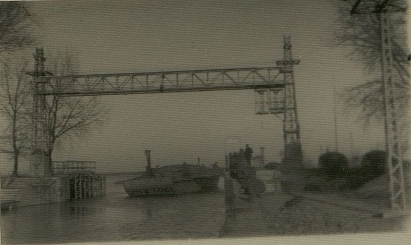 Image: Pontoon pass through the sluice gate