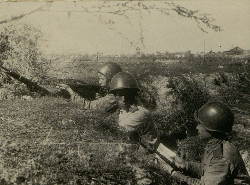 Фотография: Группкомсорг старший сержант Щепехин дает поручение комсомольцу Марюткину