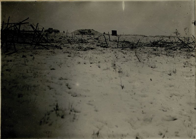 Фотография: Проход в проволочном заграждении, проделанный минометным обстрелом и стрельбой из 76 мм. пушек обр. 1927 г. Минное поле не подорвано. Дальность стрельбы - 500 метров. Расход - 76 мм - 120 сн.