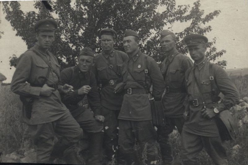 Boris Ivanovich Yermolaev (far right) with his fellow soldiers