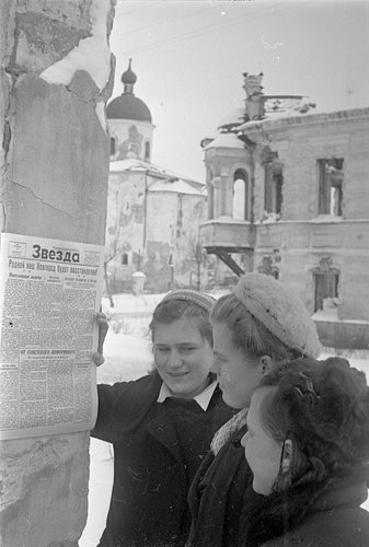 Residents of liberated Novgorod read newspapers