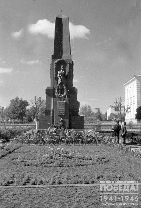 Памятник в Центральном сквере города Кадиевка на могиле партизан, замученных немецкими захватчиками