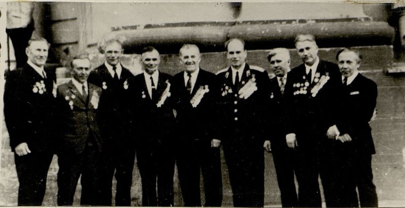 Image: Guards Colonel Karpekin I.N. (4th from right) among veterans