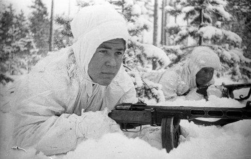 Автоматчики И.Е.Забалуев и Ф.Д.Карасев на наблюдательном пункте