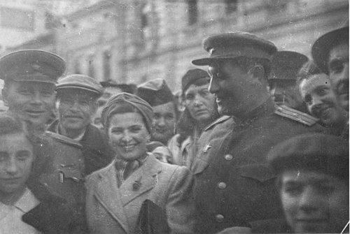 Фотоснимок от 23 октября 1944 года, освободители-бойцы Дунайской флотилии и местные жители, гор. Нови-Сад, Сербия