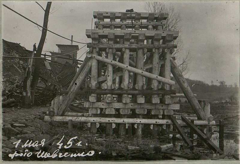 Фотография: Готовые опоры, построенные 77 моста железнодорожным батальоном на мосте через реку Одер
