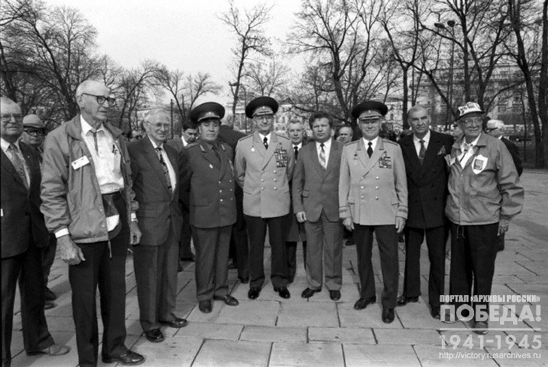 Советские и американские участники встречи на р. Эльбе в 1945 г. на территории Александровского сада
