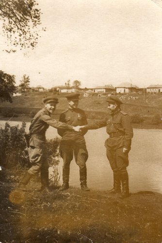 Начальник политотдела 186 стрелковой дивизии западного фронта подполковник Нелепа Д.А. (справа), участник боев под Брестом в июне 1941 г., благодарит заместителя начальника политотдела и помощника по комсомолу. Калининский фронт, 1942–1943 гг.