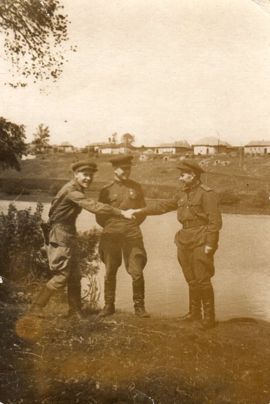 Начальник политотдела 186 стрелковой дивизии западного фронта подполковник Нелепа Д.А. (справа), участник боев под Брестом в июне 1941 г., благодарит заместителя начальника политотдела и помощника по комсомолу. Калининский фронт, 1942–1943 гг.