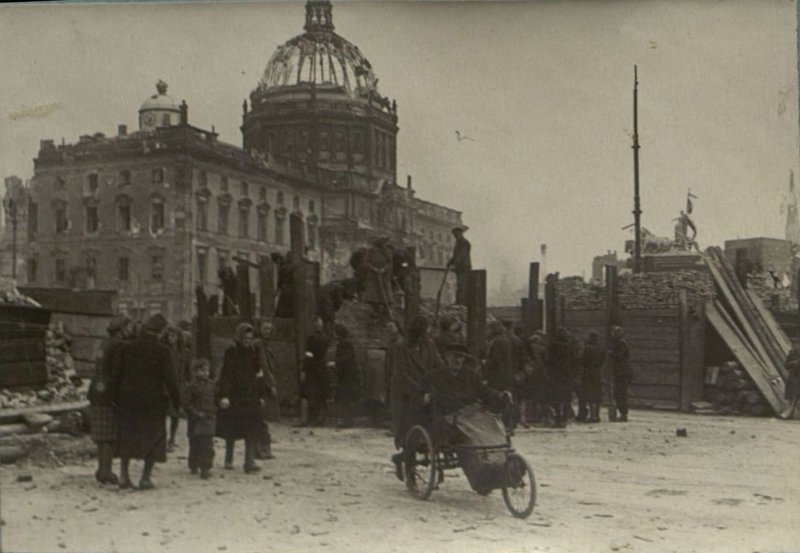 Image: Germans dismantle barricades in Kaiser Wilhelm Square