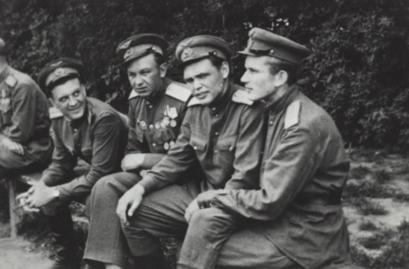 Летчики 67-го гвардейского истребительного авиаполка. Слева направо: Ф. Щастный, В. Елисеев, В. Левко, Забелин (во время отдыха). Курск