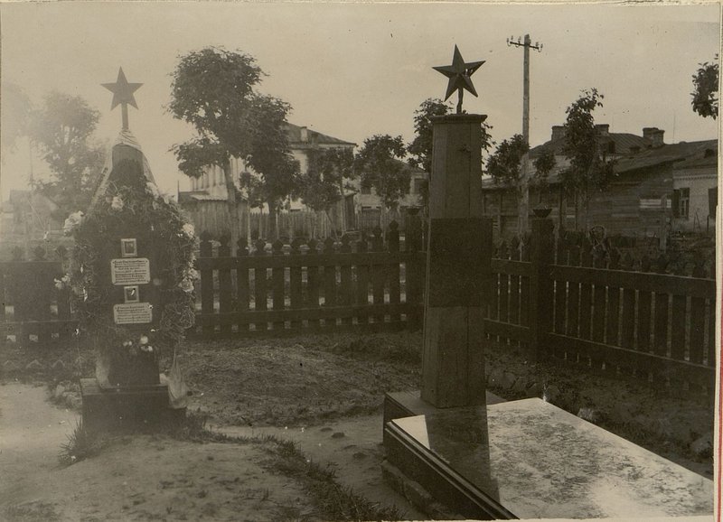 Фотография: Могилы расположены рядом с памятником г. майора Бахарова Б.С. гор. Бобруйск ул. Социалистическая, в парке