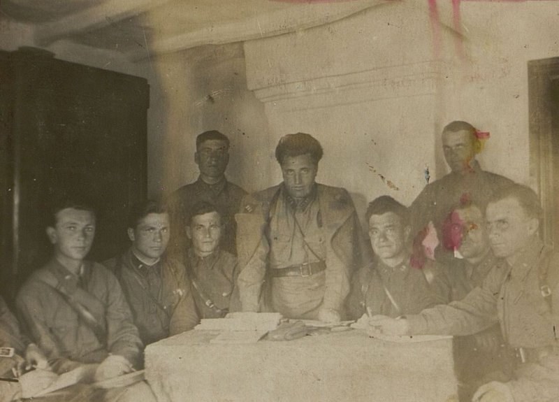 Фотография: Старший батальонный комиссар товарищ Кадышев Т.Т. проводит совещание с политсоставом полка по вопросу: "Состояние партийно-массовой и агитационно-пропагандистской работы в подразделениях полка"