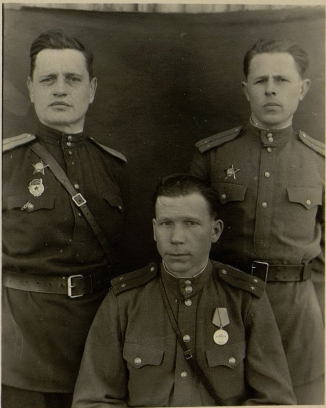 Фотография: Стоят: (слева направо) лейтенант Чернышев Владимир Кузьмич и лейтенант Козлов Виктор Иванович, сидит - лейтенант Колесников И.И.